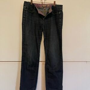PAIGE Skyline straight leg jeans that are in perfect condition. Soft jeans !